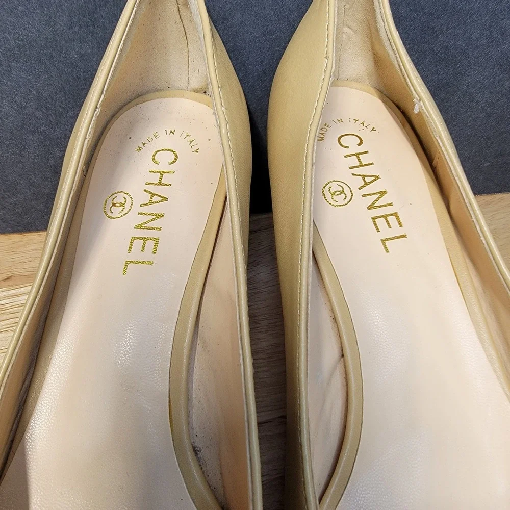 CHANEL Cap Toe Heels Beige Black Leather Block Heel Pumps Made‎ in Italy Size 39